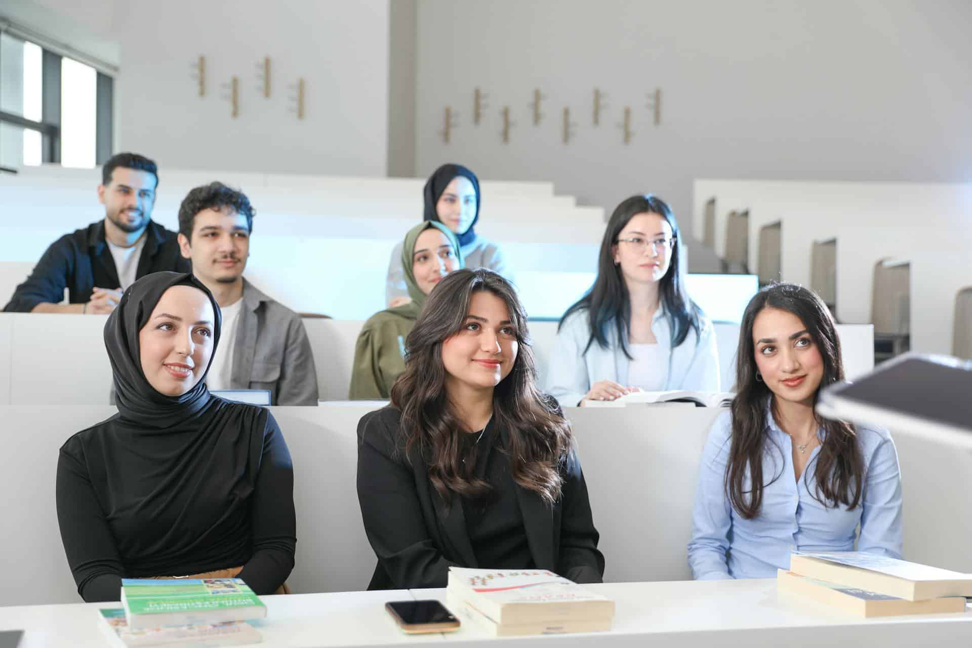 CNAM banner - students lecture hall
